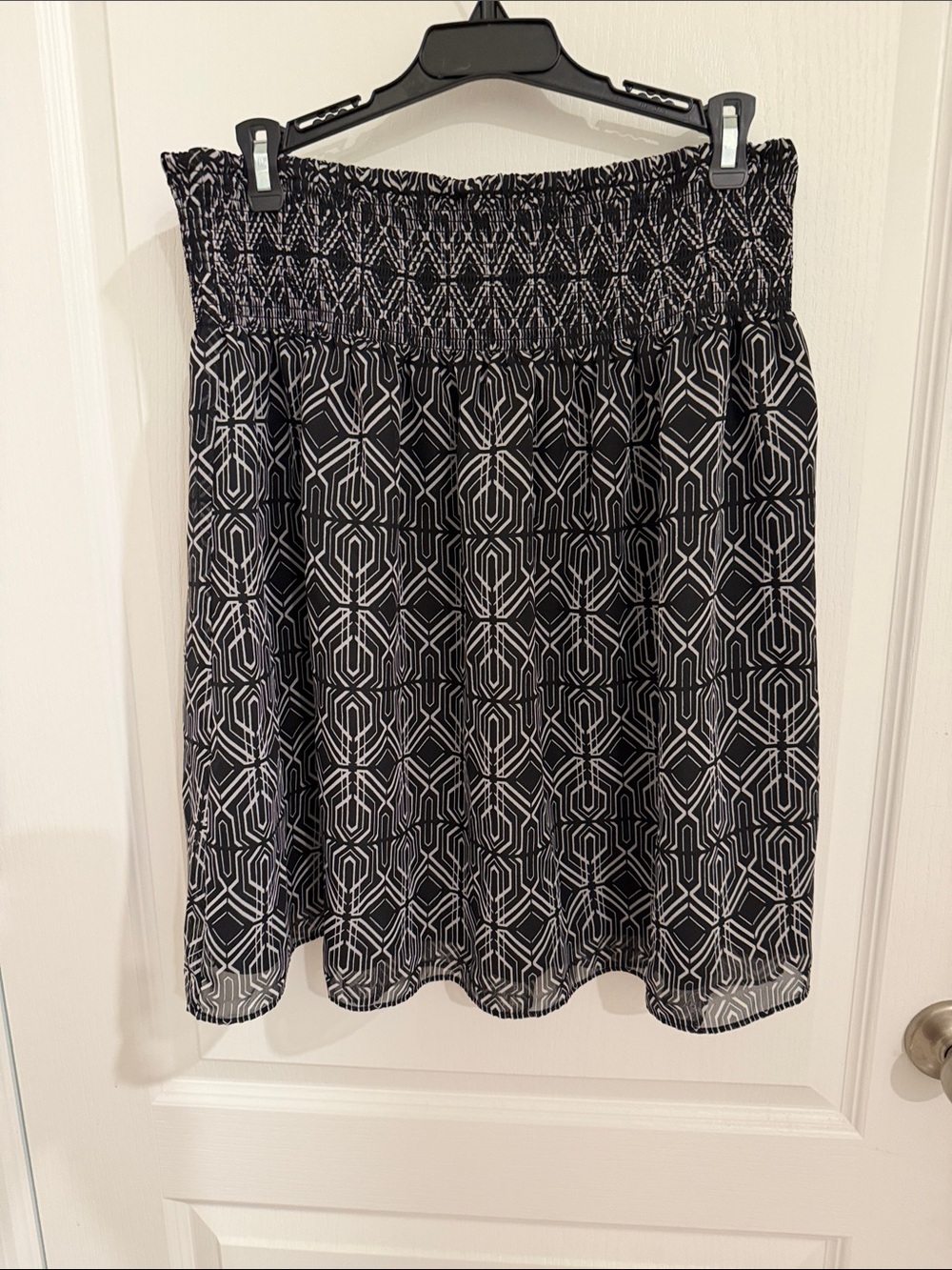 White House Black Market Medium Black White Geometric Print Mini Skirt Smocked